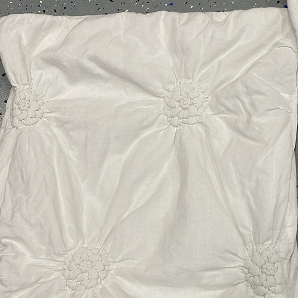 Rachel Zoe white fluffy 3D Floral pillow cases‎  23' x 18' Set of 2 - Picture 1 of 8